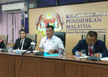 RAHMAD Marimah (tengah) bercakap kepada pemberita dalam sidang akhbar di Pejabat JPN, Bukit Beruang, Melaka. - UTUSAN/MUHAMMAD SHAHIZAM TAZALI