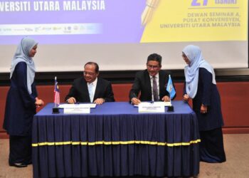 AHMAD Terrirudin  
dan Mohd. Foad Sakdanan menanda tangani Memorandum Persefahaman (MoU) dengan Jabatan Peguam Negara (AGC) pada satu majlis yang diadakan di Dewan Seminar A, Pusat Konvensyen, bersempena sambutan 20 tahun program Sarjana Muda Undang-undang Dengan Kepujian (LL.B), Universiti Utara Malaysia (UUM), baru-baru ini.