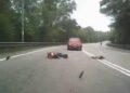 TANGKAP layar video tular di media sosial membabitkan insiden empat beranak yang menaiki sebuah motosikal dihempap dahan pokok patah di Jalan Bukit Putus, di sini, semalam.