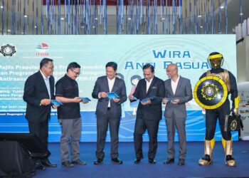 KETUA Pesuruhjaya SPRM (tiga dari kiri ketika Majlis Pra Pelancaran Projek Kerjasama Penerbitan dan Program Penerapan Nilai Integriti (Antirasuah) Usahasama agensi itu dengan Institut Terjemahsn dan Buku Malaysia di Pusat Dagangan Dunia, Kuala Lumpur hari ini.