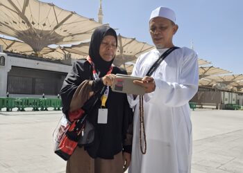 RAZAK Daud dan Halijah Abd. Jalil yang sedang menunaikan ibadah haji di Tanah Suci melihat keputusan SPM anak mereka, Muhammad Alimie yang memperoleh 9A.