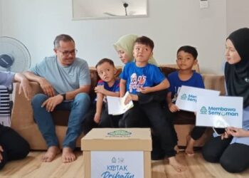 AZLIZA Aziz menerima manfaat Perkeso yang disampaikan Suhaimizan Bizar (dua, kiri) dan Mohd. Iqbal Mohamed (kiri) di rumahnya di Kampung Paya Lebar, Air Kuning Selatan, Tampin, Negeri Sembilan, semalam. - FOTO/NOR AINNA HAMZAH