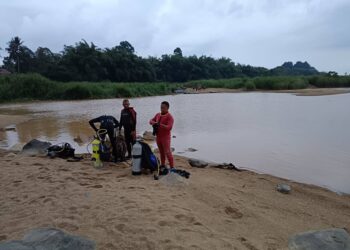 ANGGOTA bomba bersiap-sedia untuk memulakan operasi mencari dan menyelamat mangsa yang dikhuatiri lemas di berhampiran benteng Lembaga Kemajuan Pertanian Kemubu (Kada) Kubang Pak Amin, Pasir Mas, Kelantan hari ini.