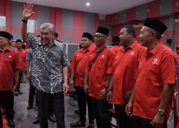 AHMAD Zahid Hamidi pada Persidangan Tahunan UMNO Cawangan-cawangan empat peringkat dalam Bahagian Bagan Datuk 2024 di Kompleks UMNO Bagan Datuk hari ini. - UTUSAN/ZULFACHRI ZULKIFLI