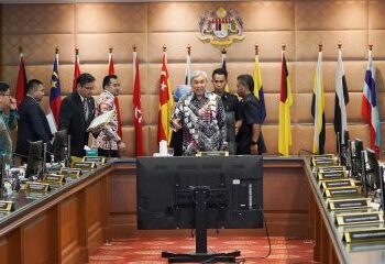 AHMAD Zahid Hamidi hadir bagi mempengerusikan mesyuarat Majlis Pendidikan dan Latihan Teknikal Negara (MTVET) di Putrajaya, semalam. - UTUSAN/FAISOL MUSTAFA