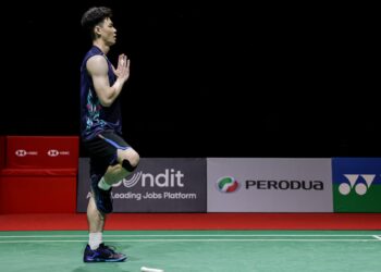 LEE Zii Jia meraikan kejayaan mara ke final Malaysia Masters dengan gaya tersendiri selepas menewaskan  Ng Ka Long pada aksi separuh akhir di Stadium Axiata Arena hari ini.-UTUSAN/SHIDDIEQIIN ZON