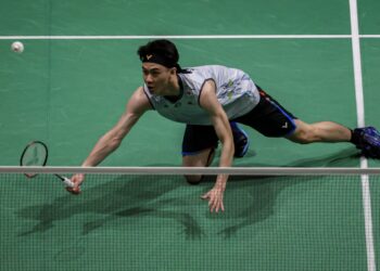 PEMAIN perseorangan lelaki negara, Lee Zii Jia ketika menentang pemain Denmark, Anders ANTONSEN pada Kejohanan Badminton Malaysia Masters 2024, di Stadium Axiata Arena, di sini hari ini.-UTUSAN/SHIDDIEQIIN ZON