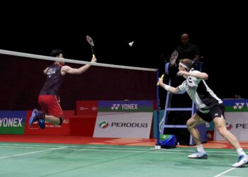Lee Zii Jia memaksa Viktor Axelsen bermain rubber set sebelum dimenangi pemain Denmark itu dalam final perseorangan Malaysia Masters di Axiata Arena, kelmarin. – UTUSAN/SHIDDIEQIIN ZON