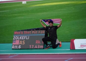 MUHAMMAD Ziyad Zolkefli bergambar bersebelahan papan mata yang tertera catatan rekodnya pada Kejohanan Olahraga Para Dunia 2024 di Kobe, Jepun, hari ini.