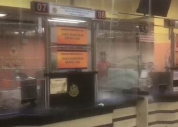 TANGKAP layar yang tular menunjukkan sebuah pejabat menempatkan kaunter Jabatan Pengangkutan Jalan dihujani ai.