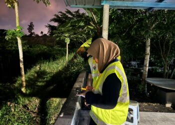 Anggota JAS Negeri Johor memantau kualiti udara susulan kejadian kebakaran kilang cat di Taman Perindustrian Dato Yunus Sulaiman, Lima Kedai, Iskandar Puteri