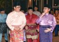 ABANG Johari Tun Openg dan Datuk Dr Abdul Rahman Junaidi serta dif-dif kenamaan yang lain bergerak masuk ke Majlis Ramah Tamah Aidilfitri DBKU, di Hotel UCSI Kuching, Sarawak malam tadi.