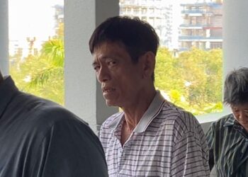 Lee Swee Theng (tengah) hadir di Mahkamah Majisret Kuala Lumpur bagi menghadapi pertuduhan mengemukakan maklumat palsu ketika mendaftarkan sijil kelahiran anak angkatnya. UTUSAN/NORLIZAH ABAS