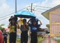 MURID sekolah menggunakan payung berikutan cuaca panas yang melanda Terengganu ketika ini.