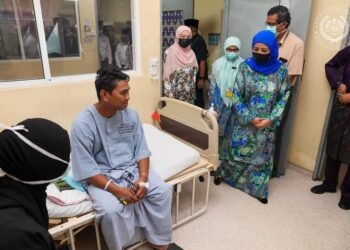 RAJA Permaisuri Agong berangkat melawat Mohd. Hasif Roslan yang menerima rawatan di Hospital Sultan Ismail (HSI).