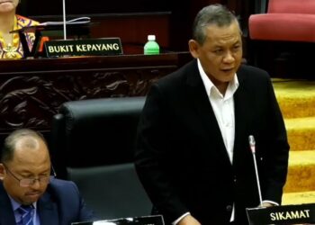 AMINUDDIN Harun ketika menjawab soalan pada sesi pertanyaan lisan hari ketiga Persidangan Pertama (Perasmian) Penggal Kedua, DUN Negeri Sembilan Yang Ke-15 di Seremban hari ini.