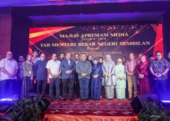 AMINUDDIN Harun bergambar bersama sebahagian pengamal media pada Majlis Malam Apresiasi Media 2024 di Seremban, semalam.