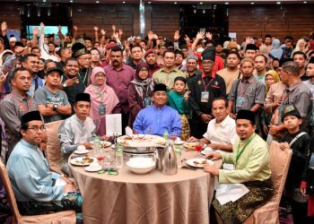 Muhammad Sanusi Md. Nor bersama sebahagian tetamu yang hadir pada majlis Aidilfitri Anak Kedah di Perantauan di Pusat Konvensyen Ideal (IDCC), Shah Alam, semalam. – utusan/AFIQ RAZALI