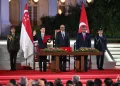 LAWRENCE Wong mengangkat sumpah di hadapan Ketua Hakim Singapura, Sundaresh Menon dan Presiden Singapura, Tharman Shanmugaratnam di Istana Singapura malam tadi. -CNA