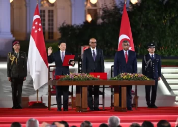 LAWRENCE Wong mengangkat sumpah di hadapan Ketua Hakim Singapura, Sundaresh Menon dan Presiden Singapura, Tharman Shanmugaratnam di Istana Singapura malam ini. -CNA
