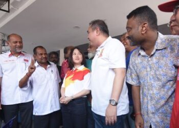 ANTHONY Loke Siew Fook bersama Pang Sock Tao bertemu dengan masyarakat India ketika hadir berkempen sempena PRK Kuala Kubu Baharu di Hulu Selangor, hari ini. - UTUSAN/M. FIRDAUS M. JOHARI