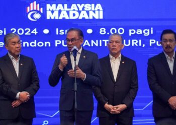 ANWAR Ibrahim ketika berucap pada majlis Perhimpunan Bulanan warga JPM, Putrajaya. - UTUSAN/FAISOL MUSTAFA