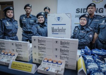 JKDM gagalkan cubaan seludup rokok putih di KLIA. - UTUSAN/FAIZ ALIF ZUBIR