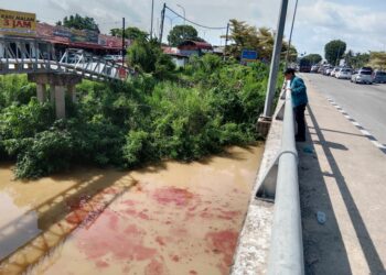 KEADAAN saliran air berwarna merah yang mengalir keluar dari longkang sebuah fasiliti ke Sungai Padang Terap di Kepala Batas, Alor Setar.