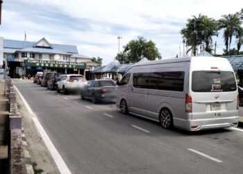 RAKYAT Malaysia tetap menjadikan Thailand sebagai destinasi pelancongan apabila ICQS Rantau Panjang, Kelantan sesak.-UTUSAN/ROHANA ISMAIL