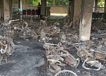 SEBANYAK 26 motosikal pelajar Universiti Malaysia Perlis (Unimap) yang diparkir di kawasan parkir asrama lelaki di Pauh Putra musnah dalam kebakaran.- UTUSAN