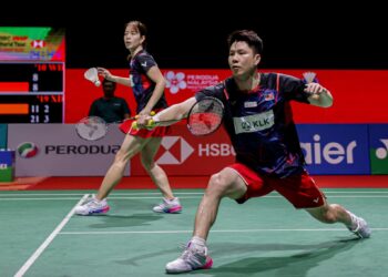 PASANGAN beregu campuran negara, Goh Soon Huat dan Shevon Lai Jemie berjaya menewaskan pasangan senegara Chen Tang Jie-Toh Ee Wei pada aksi separuh akhir Kejohanan Badminton Malaysia Masters 2024, di Stadium Axiata Arena, di sini hari ini. UTUSAN/SHIDDIEQIIN ZON