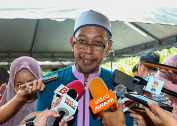 AZHAR Khaiden ditemui pemberita di rumahnya di Kampung Poh, Bidor hari ini. - UTUSAN/MUHAMAD NAZREEN SYAH MUSTHAFA