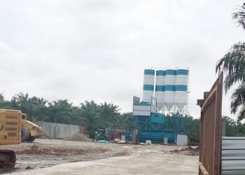 PUSAT pemerosesan simen siap di Parit Haji Othman, Kampung Seri Bunian yang mencetuskan bantahan penduduk kampung di Pontian, Johor. – UTUSAN/MUHAMMA ZIKRI