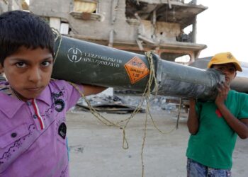 KANAK-KANAK Palestin mengangkat bekas peluru kosong buatan Amerika Syarikat di Khan Younis, selatan Gaza. -AFP