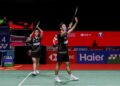 Chan Peng Soon-Cheah Yee See melambai ke arah penonton selepas menentang pasangan China, Cheng Xing-Li Qian pada Kejohanan Badminton Malaysia Masters 2024 di Stadium Axiata Arena, Bukit Jalil, hari ini. - UTSUAN/SHIDDIEQIIN ZON