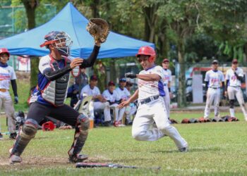 AKSI perlawanan bola lisut Karnival Sukan Universiti Malaysia (MASUM) 2024 di Universiti Malaya, semalam. - UTUSAn/FARIZ RUSADIO