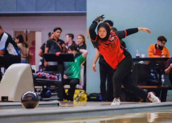 Pemain remaja kebangsaan, Nurul Anis Nabila beraksi pada pusingan kelayakan Kejohanan Boling Terbuka Malaysia  2024 di Sunway Mega Lanes, Subang Jaya, semalam. – UTUSAN/SHIDDIEQIIN ZON