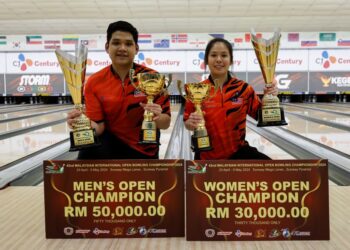 JUARA kategori lelaki, Muhammad Hafiz Zainuddin dan juara kategori wanita, Gillian Lim pada perlawanan akhir Kejohanan Boling Terbuka Malaysia 2024, di Sunway Mega Lanes, di sini, semalam. Foto: SHIDDIEQIIN ZON