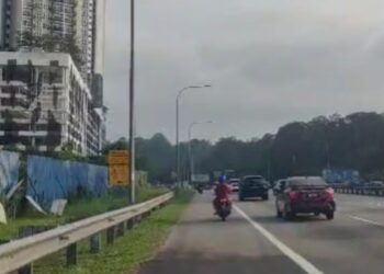AKSI biadab beberapa penunggang motosikal membuli pemandu kereta yang menggunakan Smart Lane dekat Plaza Tol Southville, Bangi. - UTUSAN/AMREE AHMAD