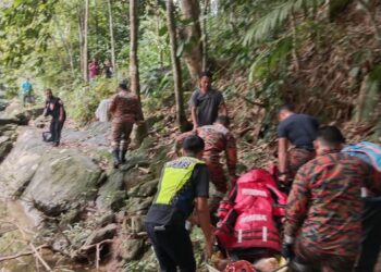 Salah seorang mangsa lemas diusung keluar dari sungai.