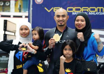 Azizulhasni Awang bersama keluarganya yang banyak memberi inspirasi dan sokongan kepadanya dalam memburu pingat emas pertama Malaysia di Sukan Olimpik. – UTUSAN/AMIR KHALID