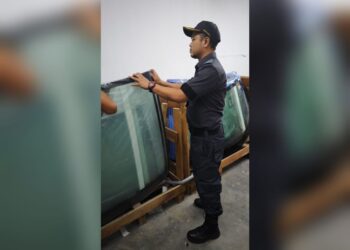 KPDN menyita sebanyak 153 keping cermin hadapan kenderaan disyaki tiruan dalam empat serbuan di sekitar Lembah Klang pada 9 Mei lalu.