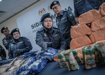 NORLELA Ismail menunjukkan barang rampasan seludup dalam sidang akhbar di Sepang Selangor. - UTUSAN/FAIZ AKIF ZUBIR