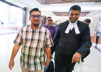 BADRUL Hisham Shaharin (kiri) tiba di Mahkamah Sesyen Kuala Lumpur bagi sebutan kes mengeluarkan kenyataan fitnah terhadap Yang di-Pertuan Agong. UTUSAN/IQBAL ROSLI