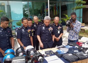 KETUA Jabatan Siasatan Jenayah Kuala Lumpur, Datuk Habibi Majinji  menunjuk barangan ragut melibatkan kes samun.