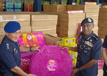 M. Kumar (dua dari kanan) menunjukan rampasan mercun dalam sidang akhbar di Markas Pasukan  Polis Marin Wilayah 2 , Johor Bahru, semalam.