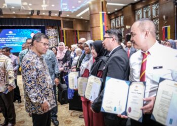 Menteri Dalam Negeri Datuk Seri Saifuddin Nasution Ismail beramah mesra bersama penerima APC selepas Majlis Anugerah Perkhidmatan Cemerlang (APC) Jabatan Pendaftaran Negara (JPN) di Jabatan Pendaftaran Negara, Putrajaya di sini, hari ini.