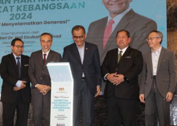 DZULKEFLY  Ahmad ketika melancarkan Majlis Sambutan Hari Imunisasi Peringkat Kebangsaan 2024, di Putrajaya. - UTUSAN/FAISOL MUSTAFA
