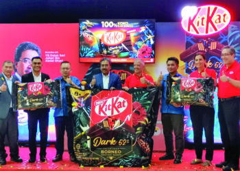 JOHARI Abdul Ghani dan Juan Aranols pada Majlis Pelancaran KitKat Dark Borneo Nestle di Pusat Inovasi dan Teknologi Koko, Lembaga Koko Malaysia, Nilai, Seremban, Negeri Sembilan, semalam. - UTUSAN/MOHD. SHAHJEHAN MAAMIN.