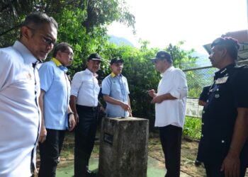 SAIFUDDIN Nasution Ismail (dua dari kanan) meninjau batu sempadan sewaktu turun padang ke Kompleks Imigresen, Kastam, Kuarantin dan Keselamatan (ICQS) Wang Kelian, Perlis. -UTUSAN/IZLIZAN OTHMAN